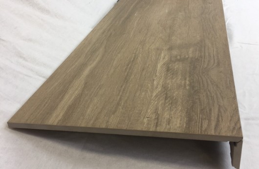 Gradone Lineare a elle effetto legno Brown 30x120 con aletta 5cm.