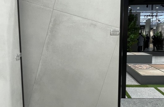 Pavimento in gres porcellanato linea CEMENTUM grigio chiaro R11 per esterno