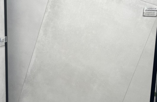 Pavimento in gres porcellanato linea CEMENTUM grigio chiaro R11 per esterno