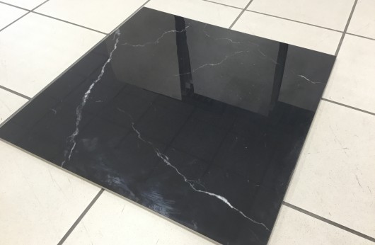 Pavimento in gres porcellanato levigato effetto marmo nero lucido con venatura bianca