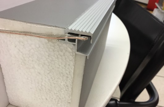 Profilo per gradini antiscivolo in alluminio con soluzione Led