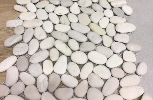 Mosaico in sasso bianco