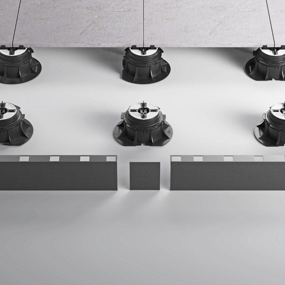 Giunto lineare per profilo perimetrale verticale