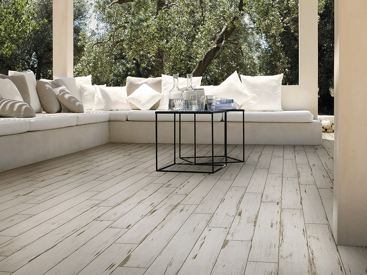 Pavimento in gres effetto legno serie PAINTED WHITE 15x90 cm R11 by Saime