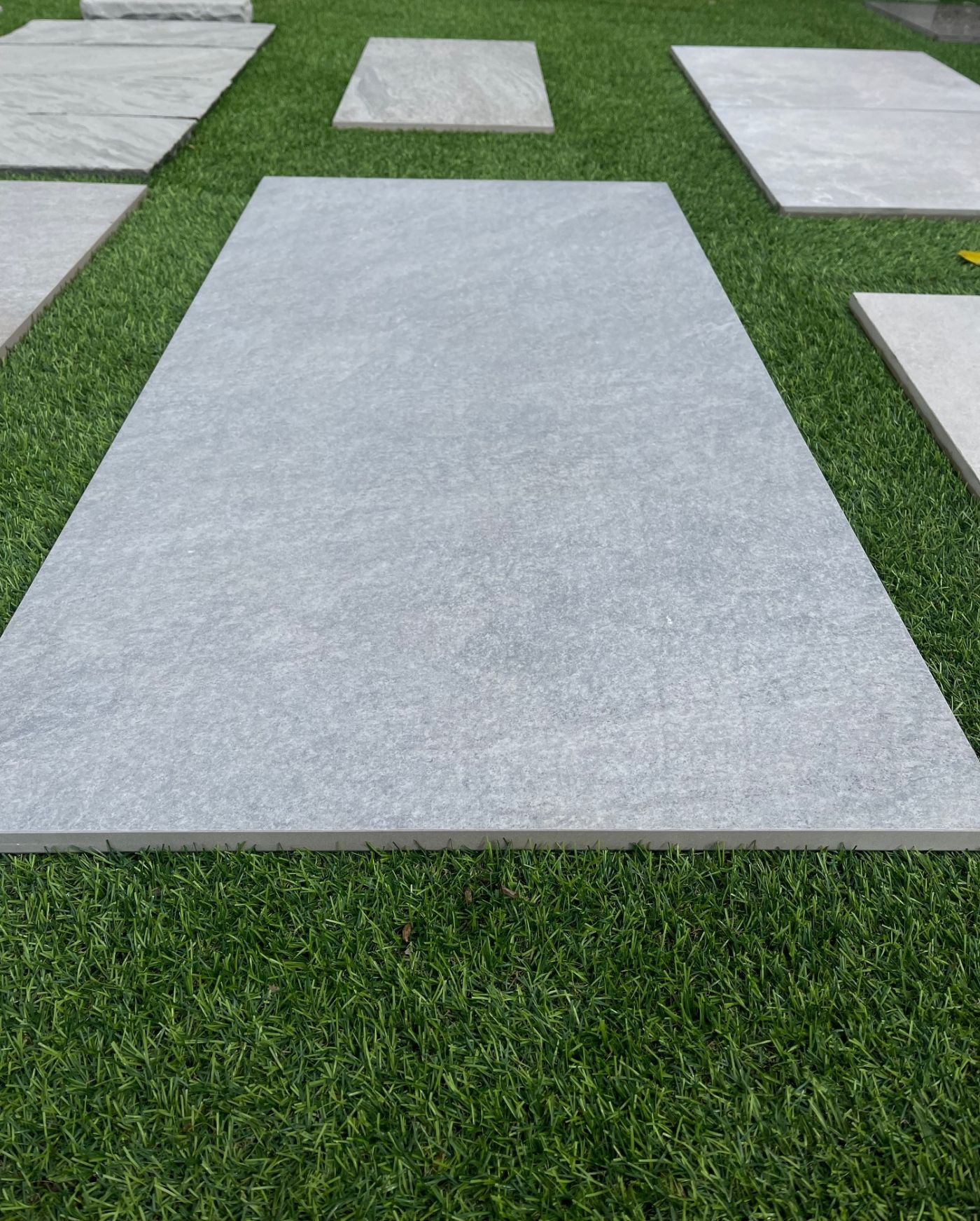 Pavimento in gres porcellanato 2 cm galleggiante Scout Fog serie Outdoor by Dado Ceramica