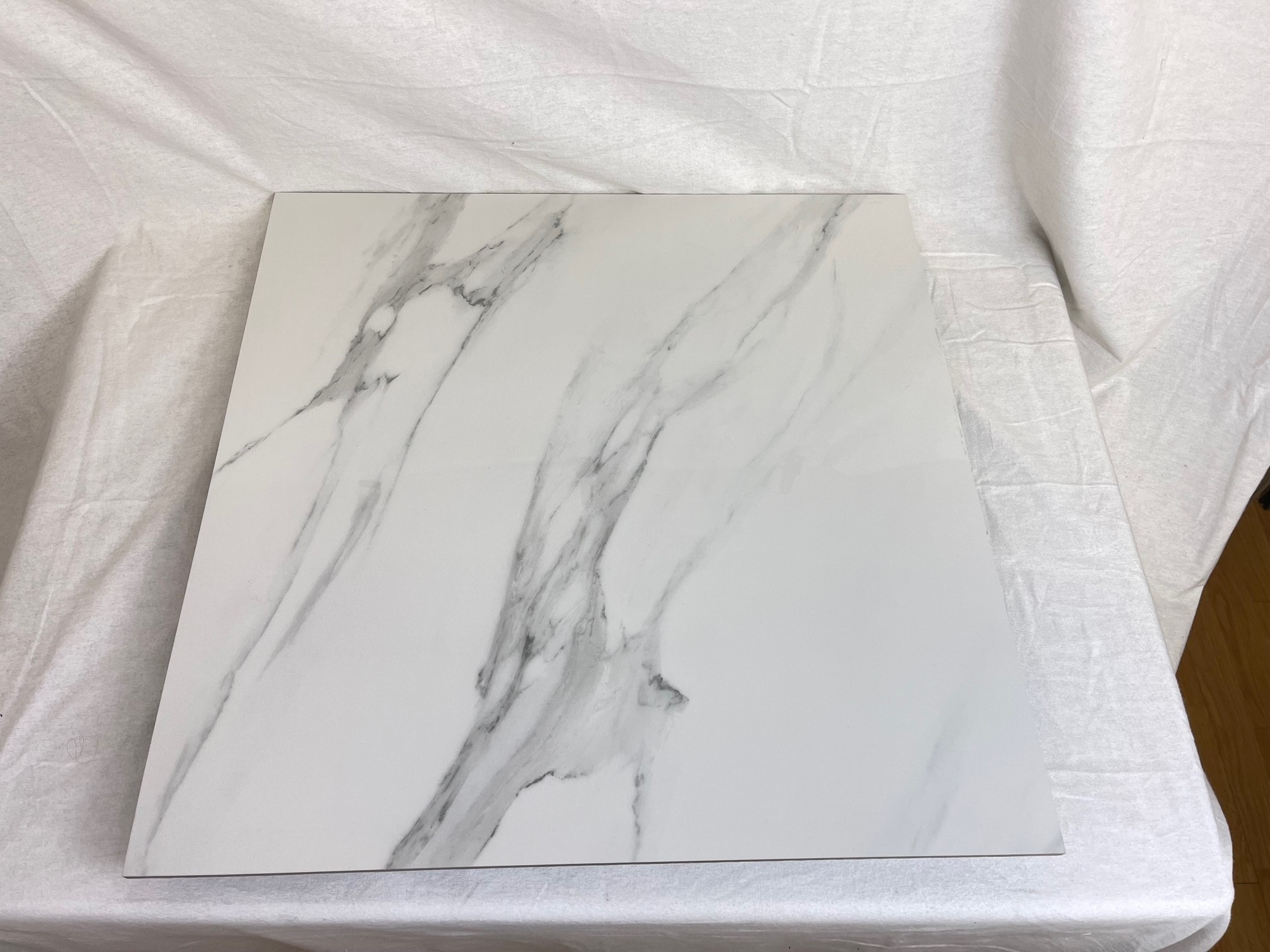 Pavimento e rivestimento in gres effetto marmo levigato lucido ALASKA