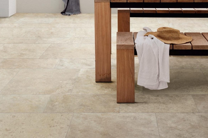 Pavimento in gres porcellanato galleggiante R11 effetto Pietra Calcarea Beige by Bertolani 20 mm