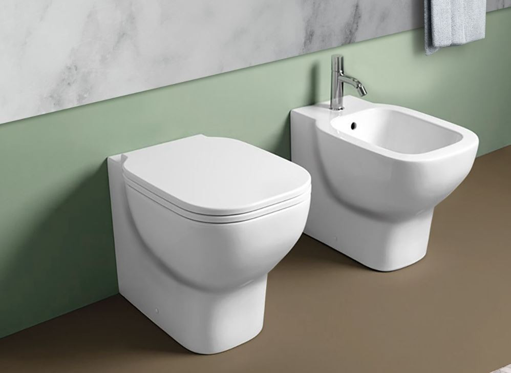 Sanitari bianchi lucidi filo parete serie QUBE con coprivaso soft close