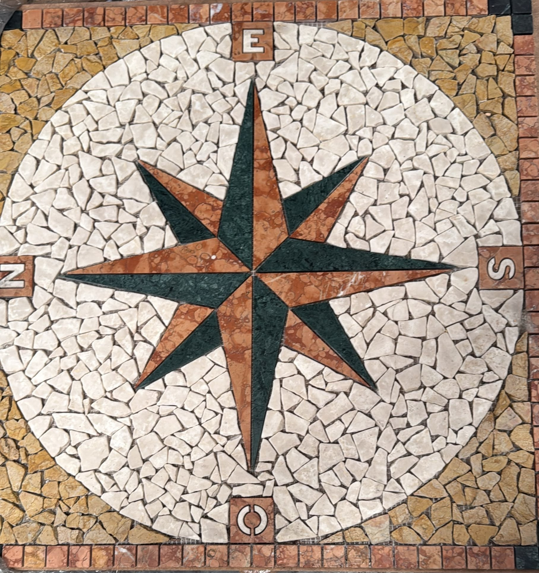 Rosone in marmo ROSA DEI VENTI 