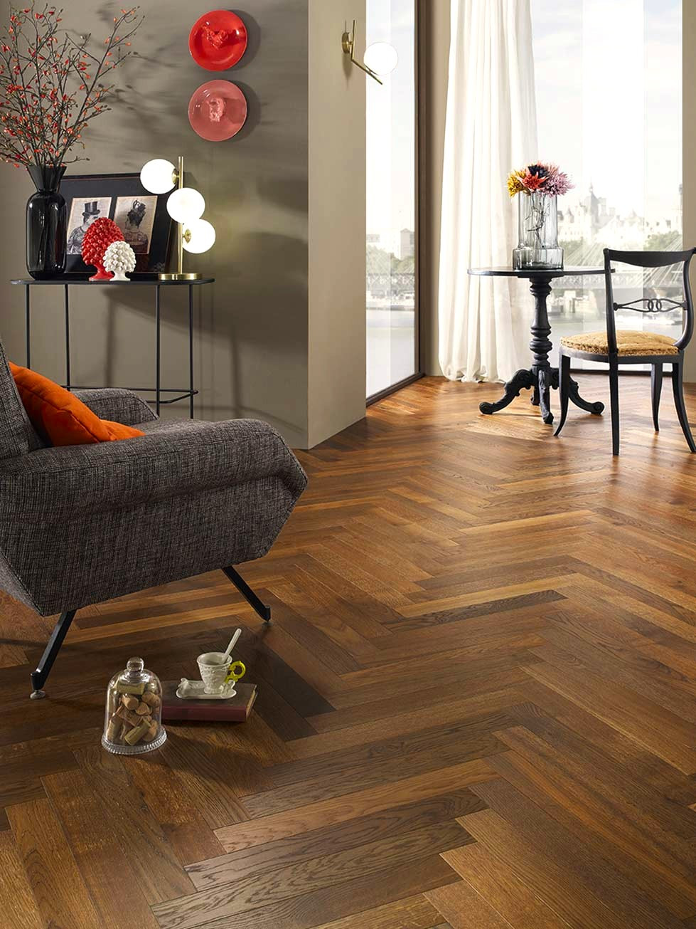 Pavimento in rovere prefinito a Spina Italiana Spazzolato Verniciato colore Rustico