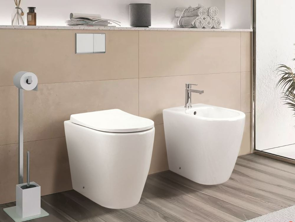 Sanitari senza brida bianchi lucidi filo parete serie UNO MINI con coprivaso soft close