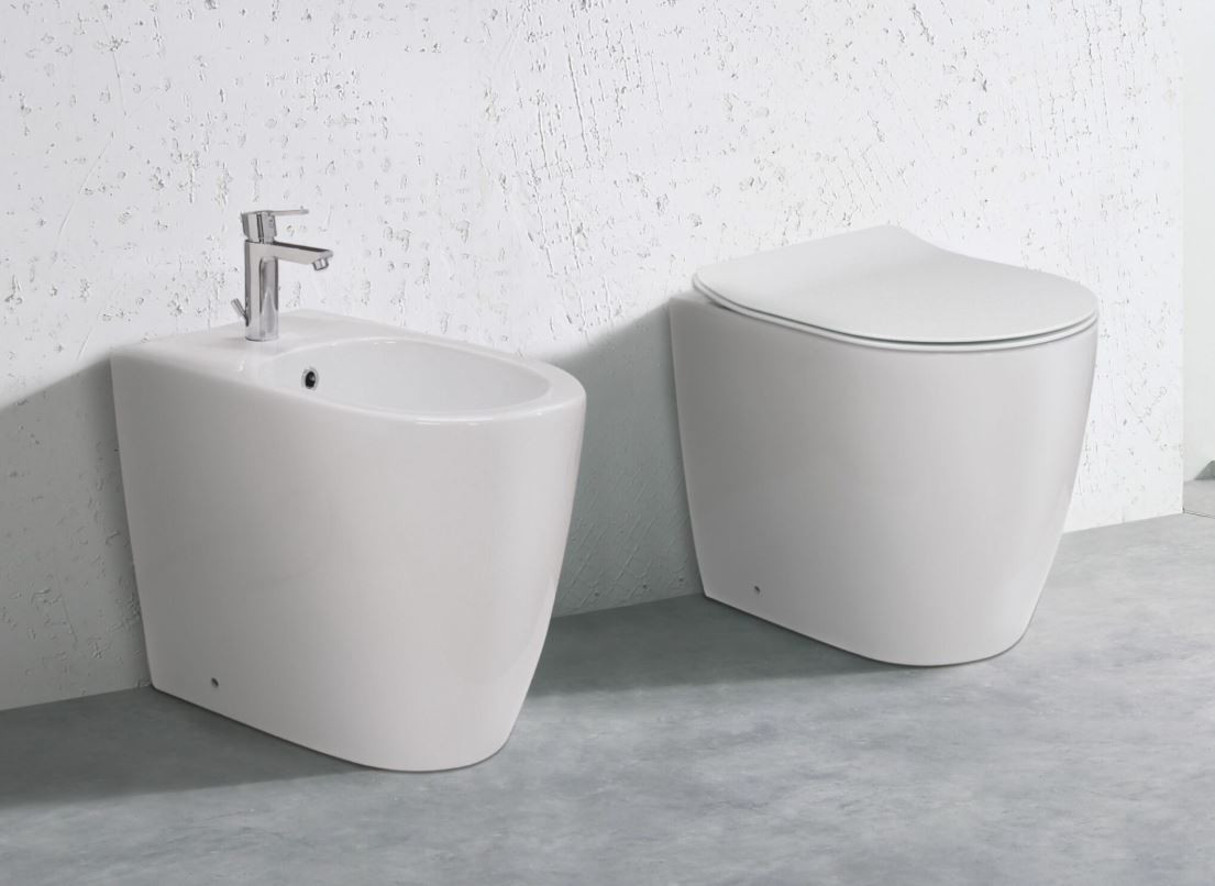 Sanitari bianchi lucidi filo parete serie UNO con coprivaso soft close