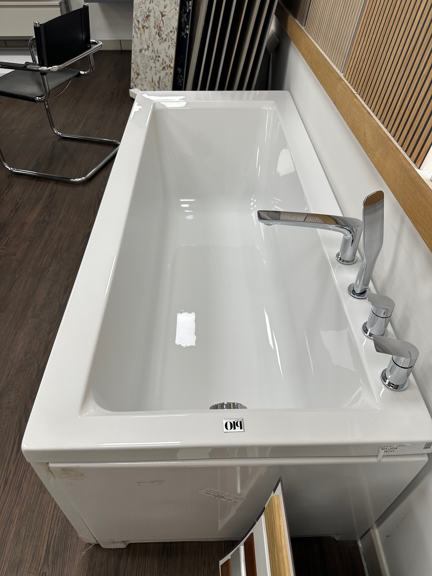 Vasca da bagno bianca in acrilico 70x170 comprensiva di rubinetteria Vema