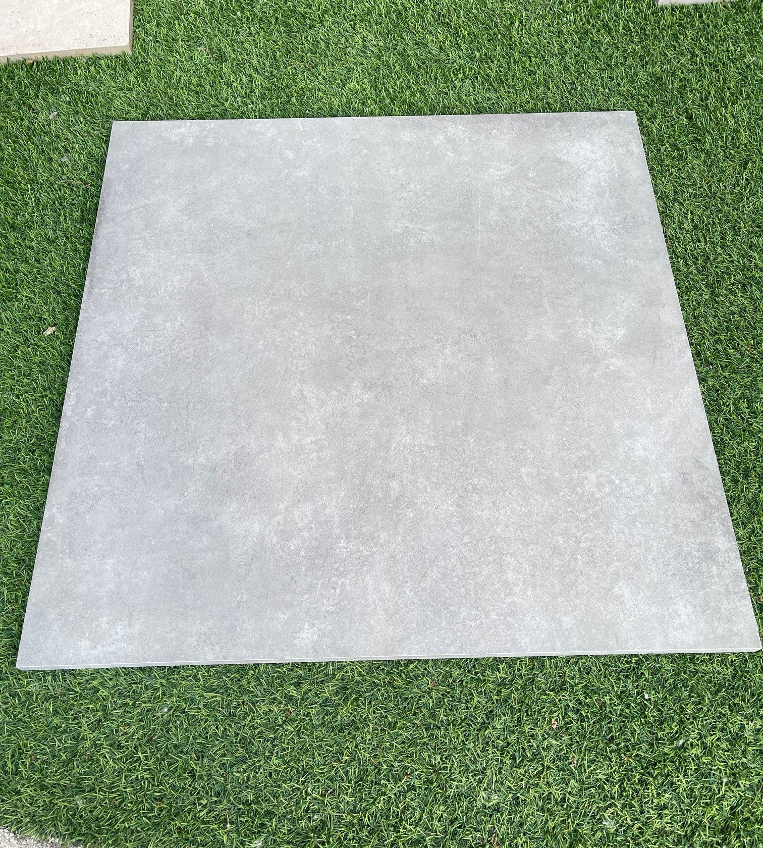 Pavimento in Gres galleggiante 2 cm Zement Grey 80x80 by Del Conca