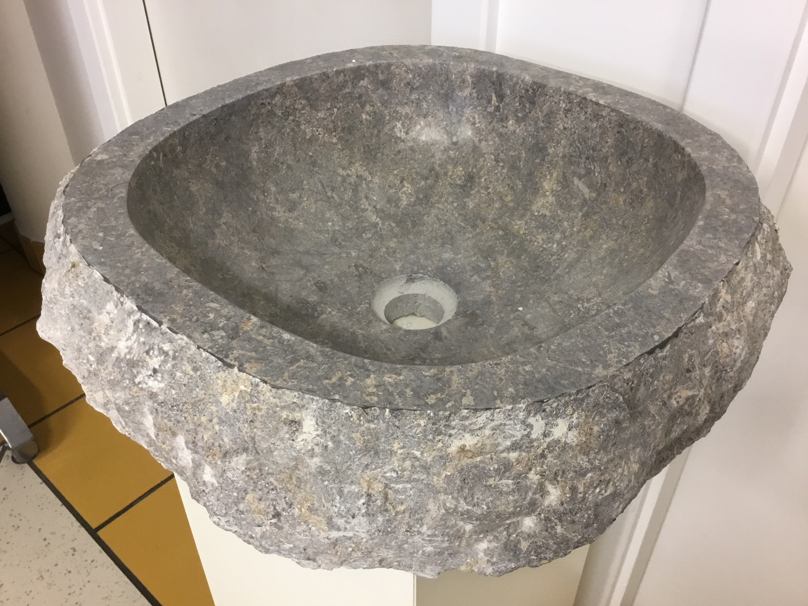 One-piece washbasin in natural stone by Astratto Fumè
