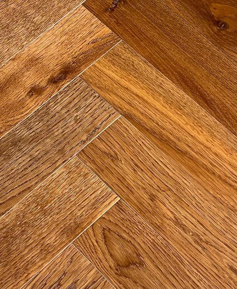 Pre-finished oak floor in Brushed Italian Brushed Painted Rustic color
