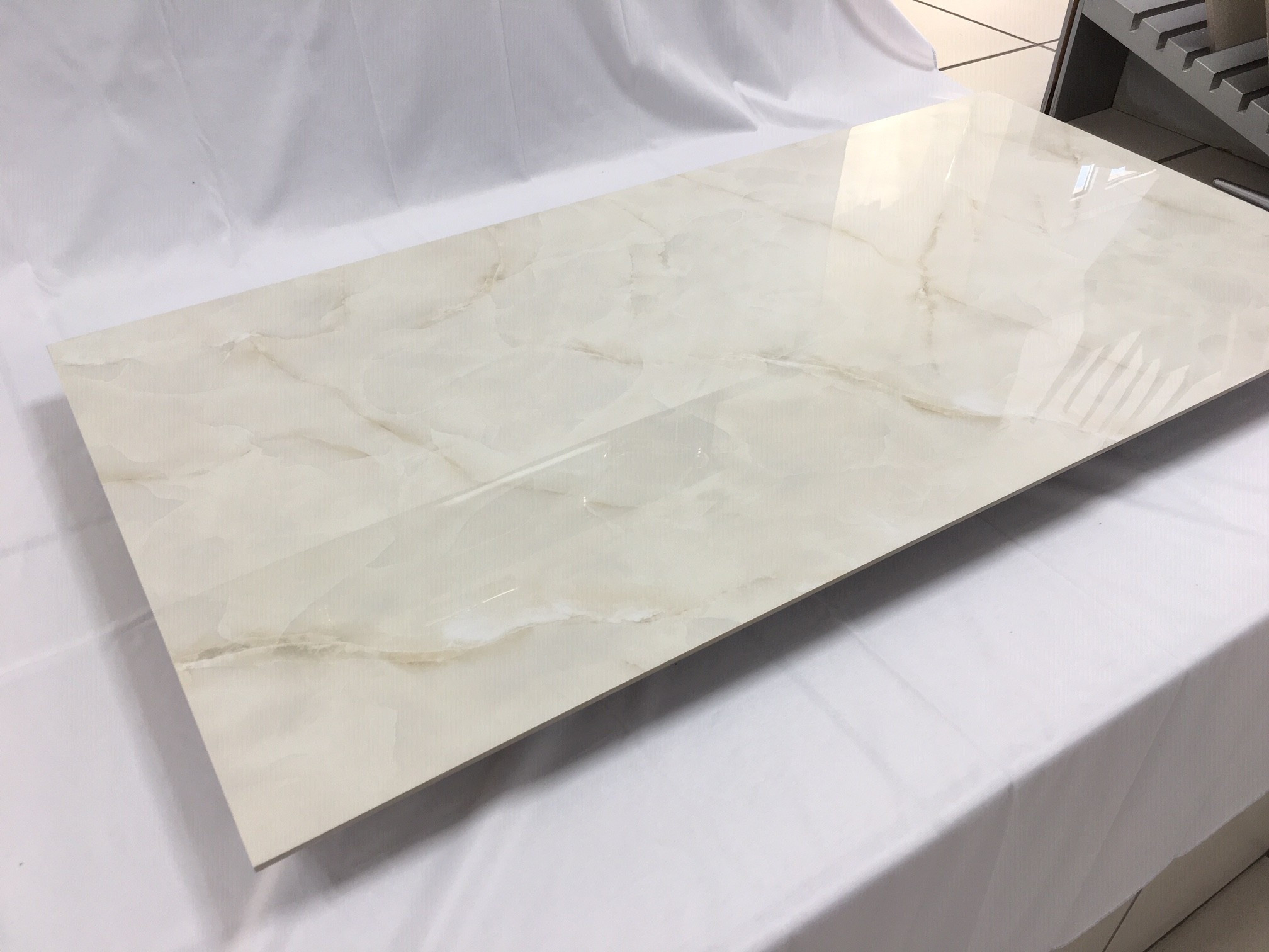 Onice Beige porcelain tile floor with glossy marble effect 1st Choice

