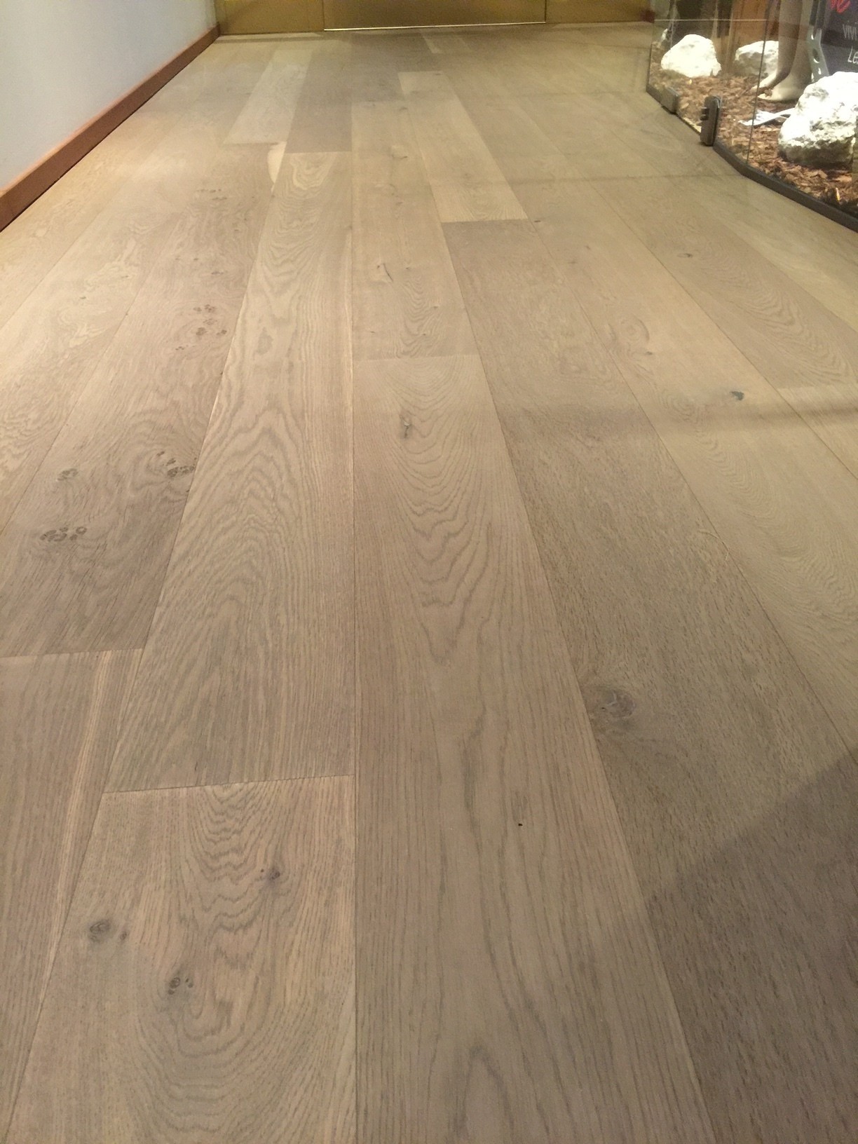 Miele oak plank wooden floor
