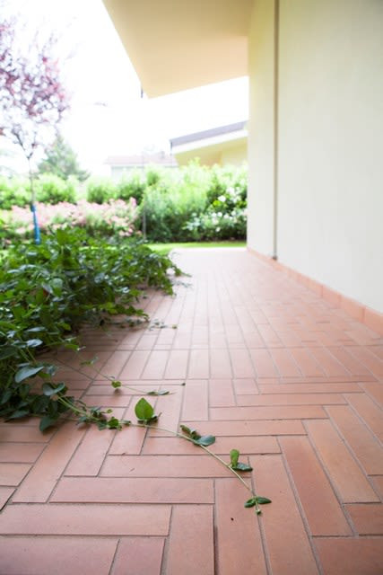 Outdoor floor in smooth terracotta strip 7x30x1.4 cm Manetti Gusmano Da Dividere
