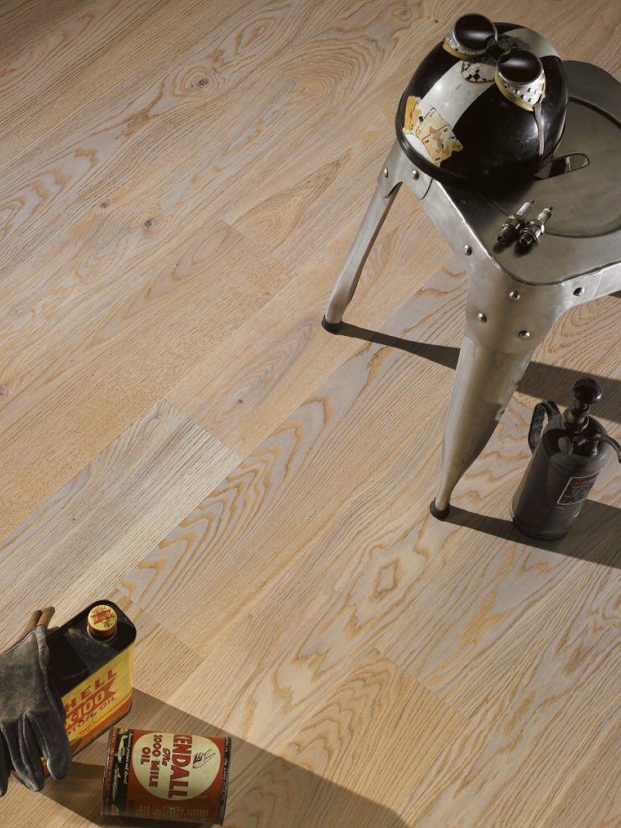 Painted Decò-bleached Oak Plancia wooden floor

