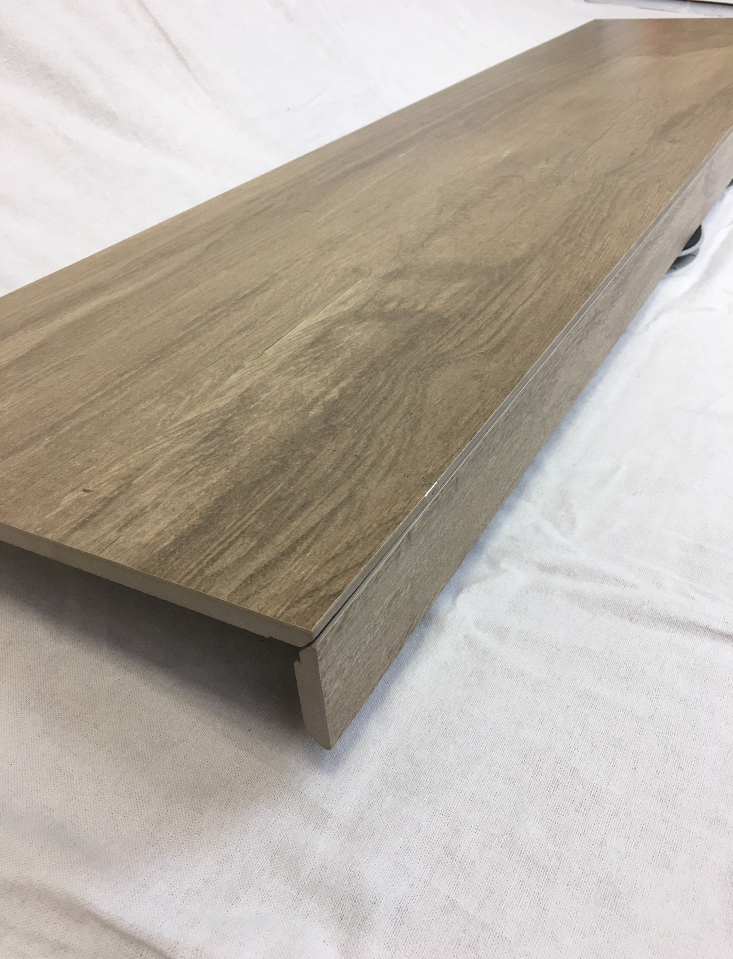 Marchepied en cuir effet bois Linear Oak 30x120 avec rabat de 5 cm.
